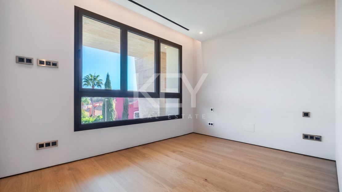 Дизайнерский двухуровневый пентхаус на Золотой Миле Марбельи