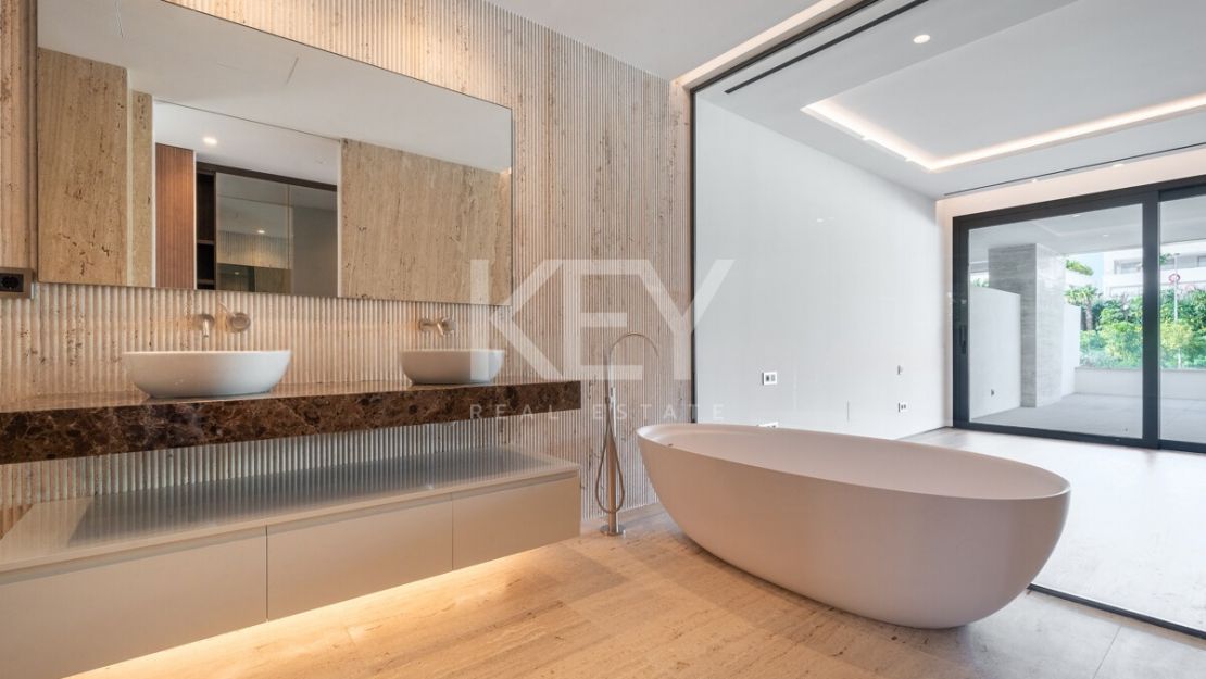 Дизайнерский двухуровневый пентхаус на Золотой Миле Марбельи