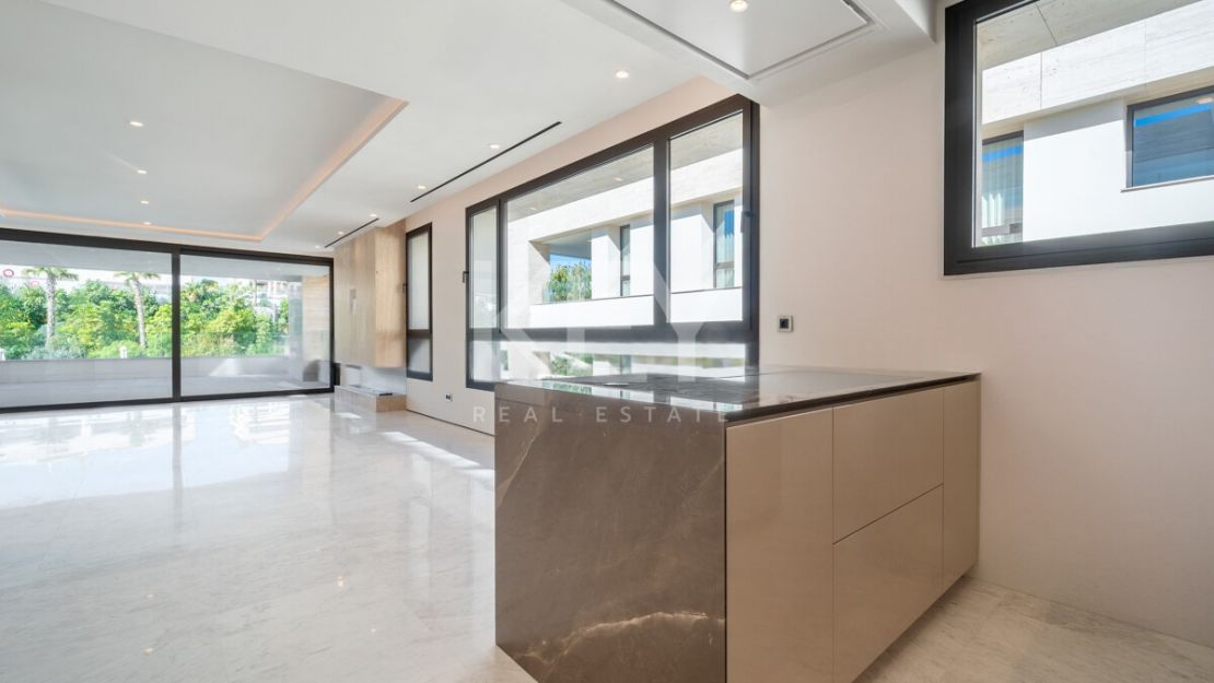 Дизайнерский двухуровневый пентхаус на Золотой Миле Марбельи