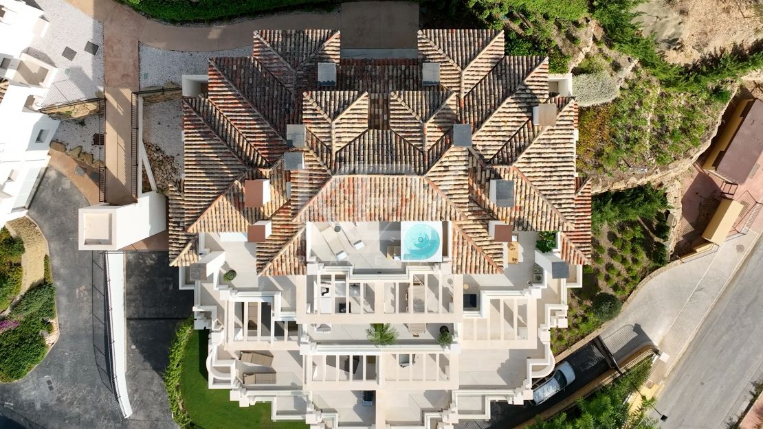 Private Corner Duplex Penthouse with Villa-Like Privacy & Panoramic Sea Views