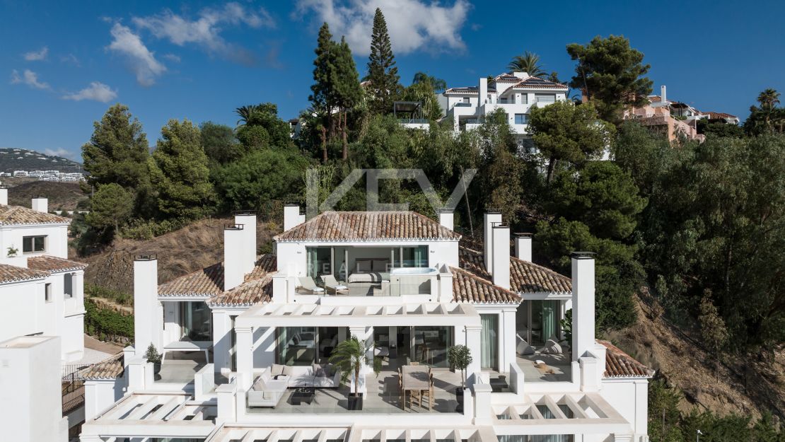 Private Corner Duplex Penthouse with Villa-Like Privacy & Panoramic Sea Views