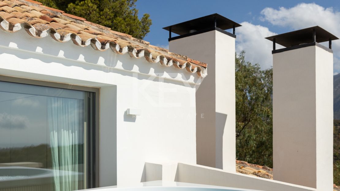 Private Corner Duplex Penthouse with Villa-Like Privacy & Panoramic Sea Views