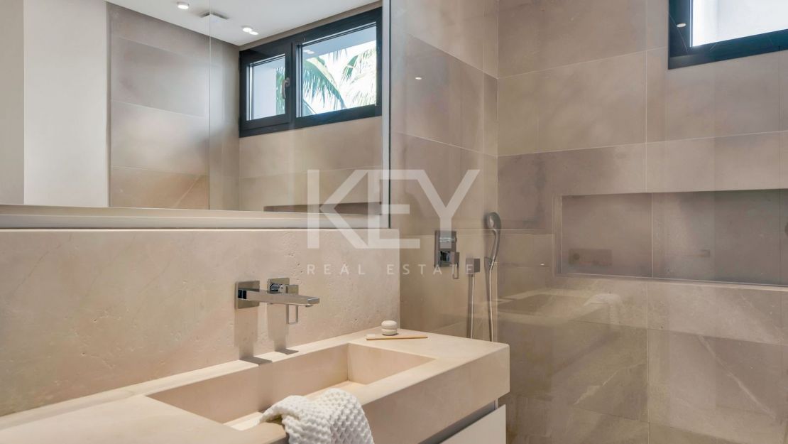 Luxury Villa on Marbella Golden Mile near the beach and Puente Romano Beach Resort