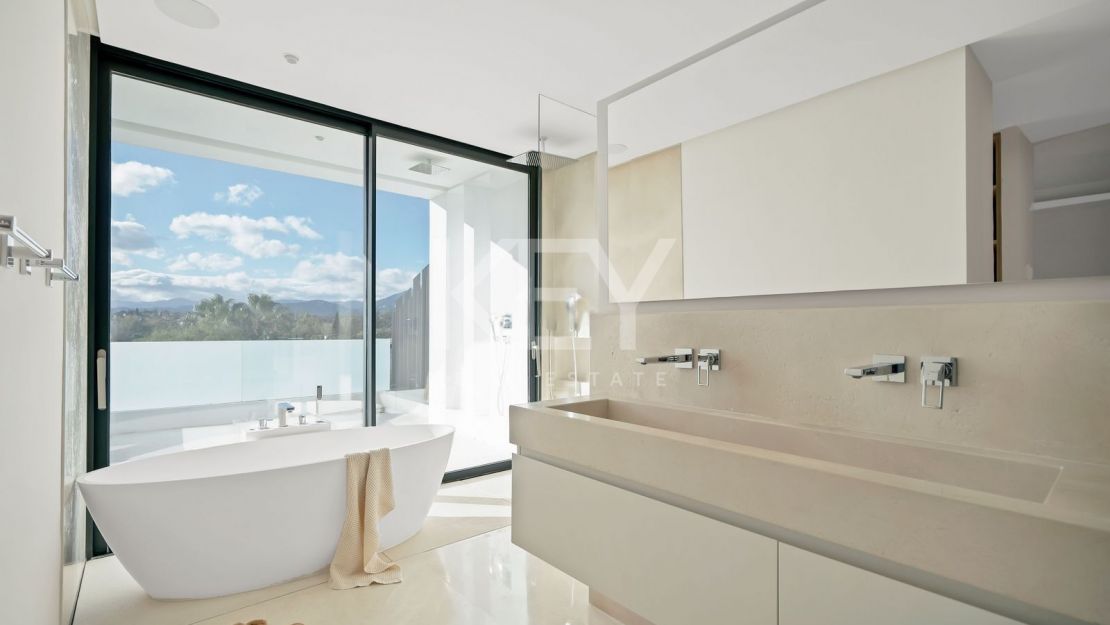 Luxury Villa on Marbella Golden Mile near the beach and Puente Romano Beach Resort