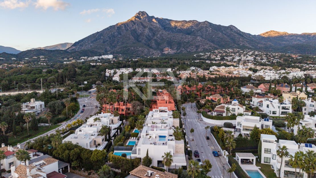 Luxury Villa on Marbella Golden Mile near the beach and Puente Romano Beach Resort