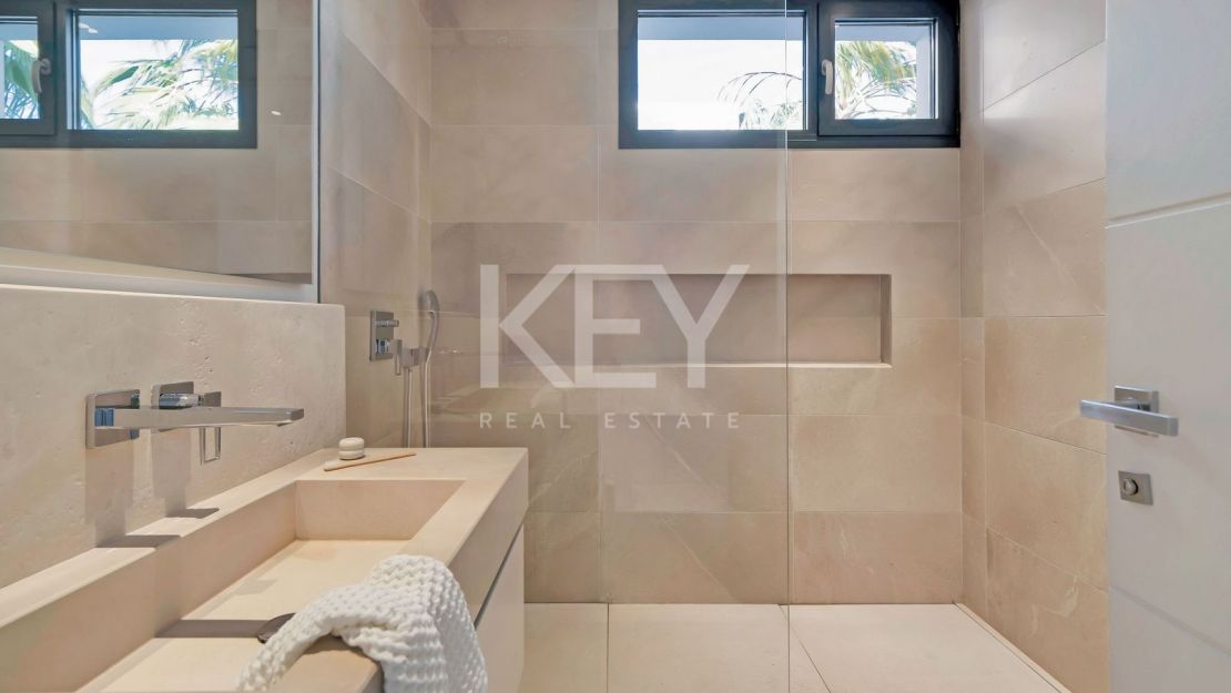 Luxury Villa on Marbella Golden Mile near the beach and Puente Romano Beach Resort