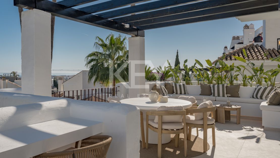 Duplex penthouse with panoramic sea views in Nueva Andalucía