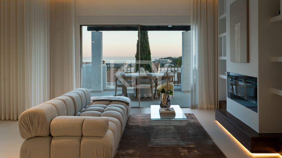 Duplex penthouse with panoramic sea views in Nueva Andalucía