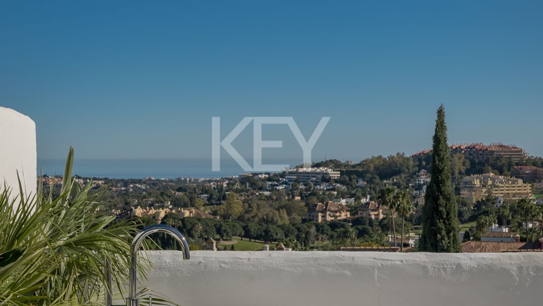 Duplex penthouse with panoramic sea views in Nueva Andalucía