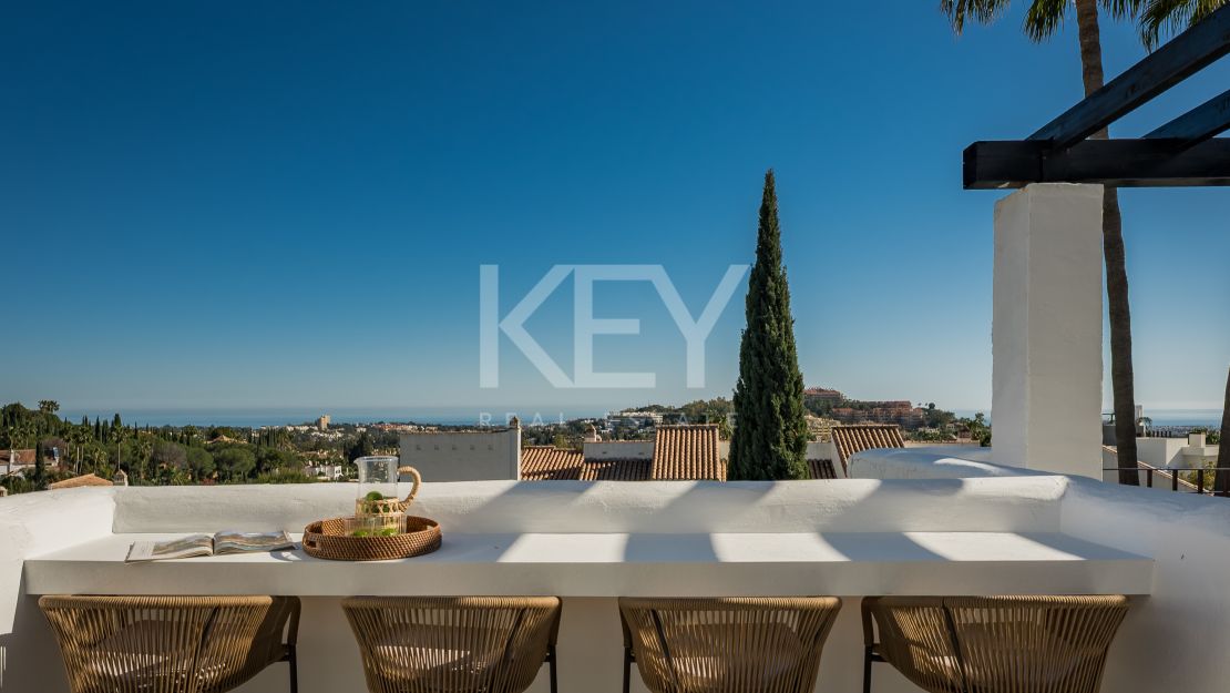Duplex penthouse with panoramic sea views in Nueva Andalucía