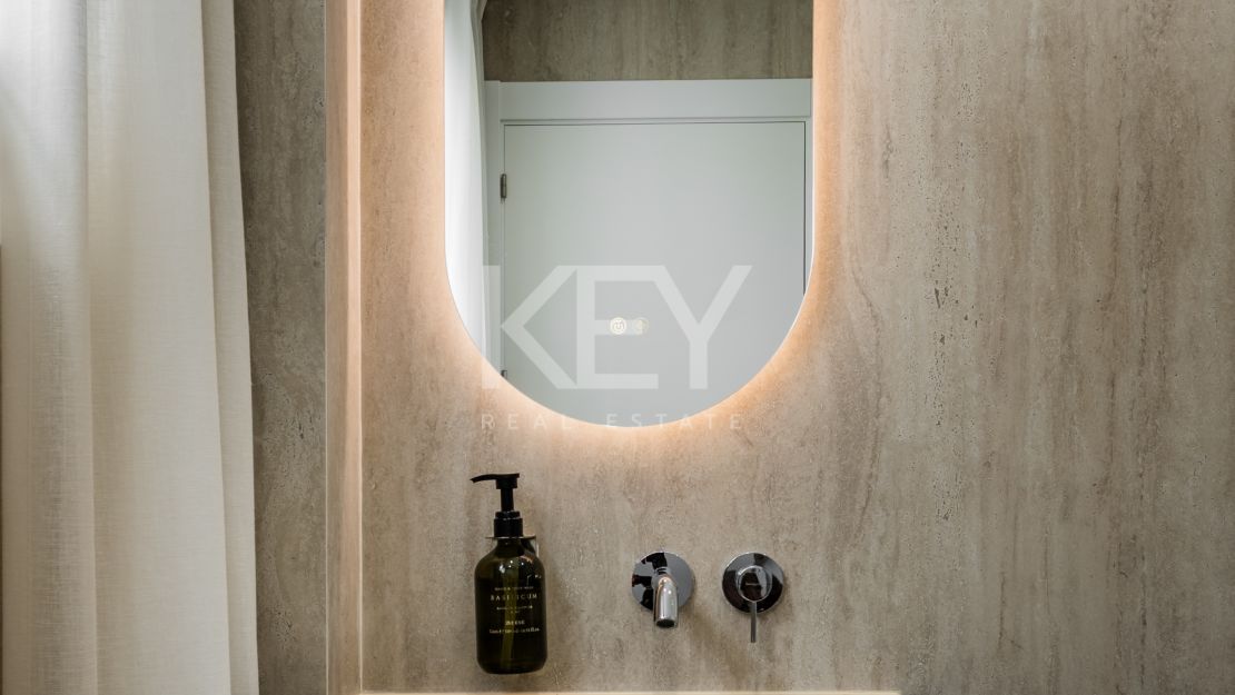 Duplex penthouse with panoramic sea views in Nueva Andalucía