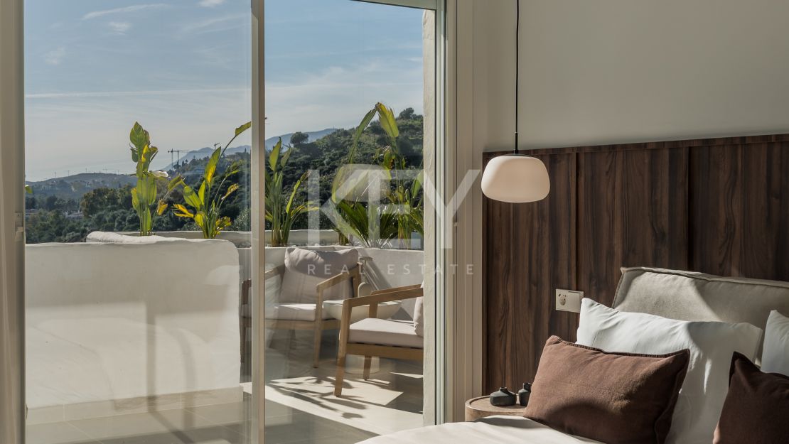 Duplex penthouse with panoramic sea views in Nueva Andalucía