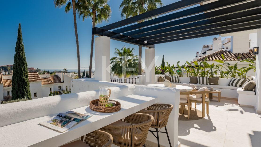 Duplex penthouse with panoramic sea views in Nueva Andalucía