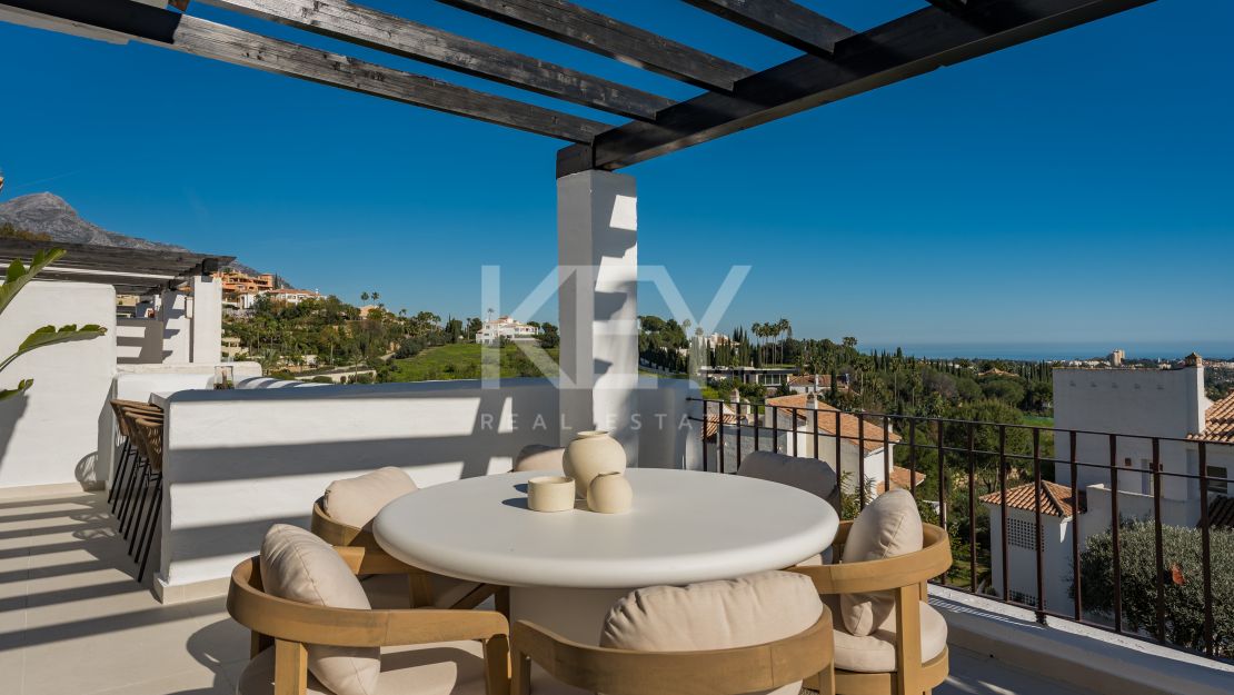 Duplex penthouse with panoramic sea views in Nueva Andalucía