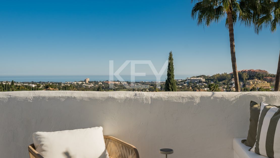 Duplex penthouse with panoramic sea views in Nueva Andalucía
