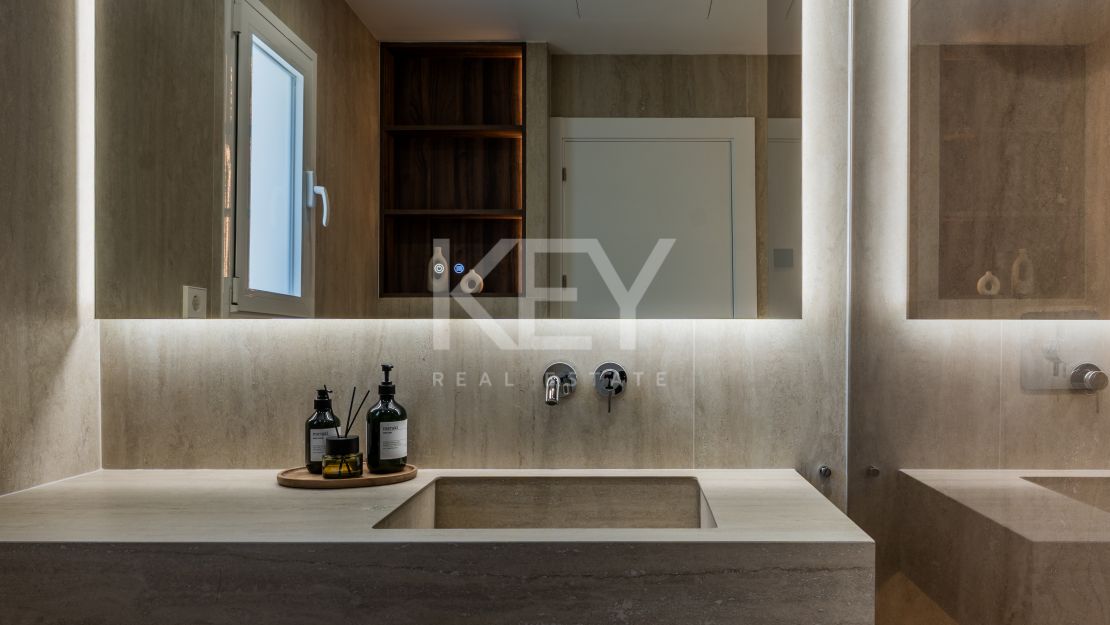 Duplex penthouse with panoramic sea views in Nueva Andalucía