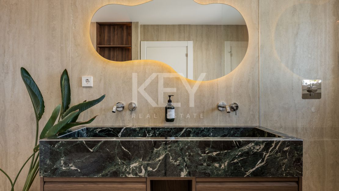 Duplex penthouse with panoramic sea views in Nueva Andalucía