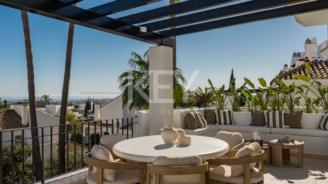 Duplex penthouse with panoramic sea views in Nueva Andalucía