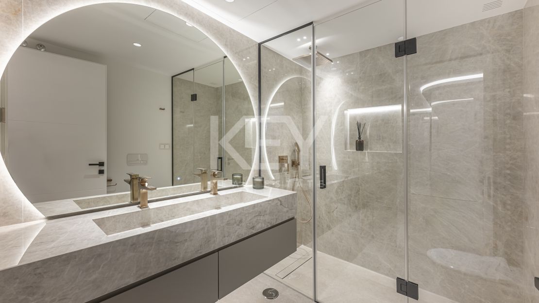 Increíble Apartamento con Vistas Abiertas al Mar en Estepona