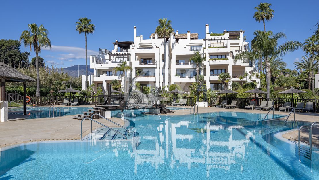 Increíble Apartamento con Vistas Abiertas al Mar en Estepona