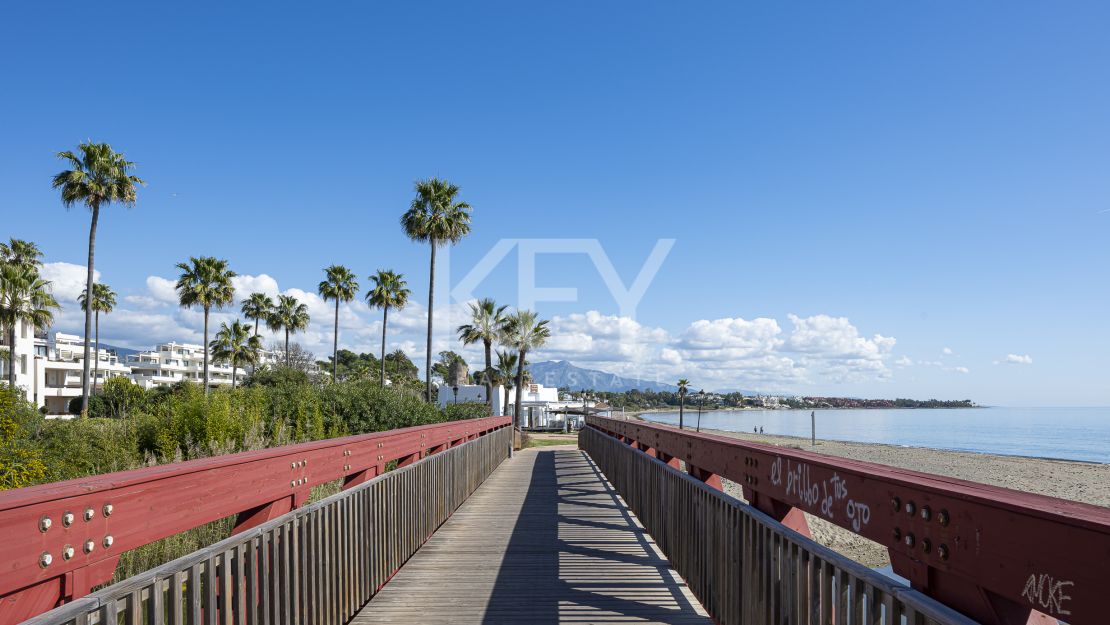 Increíble Apartamento con Vistas Abiertas al Mar en Estepona