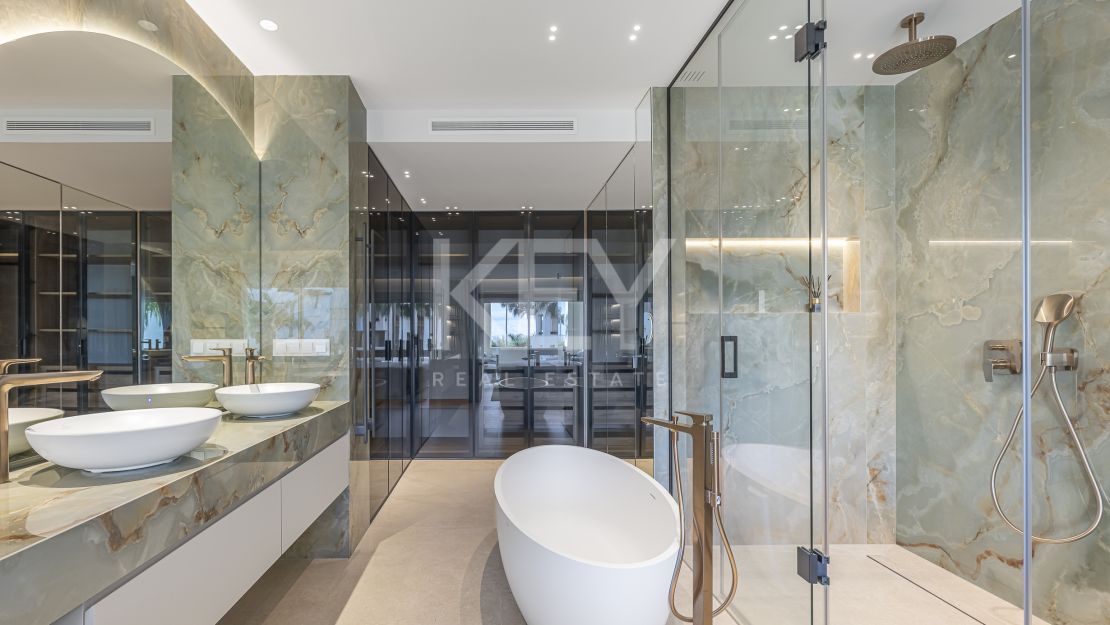 Increíble Apartamento con Vistas Abiertas al Mar en Estepona