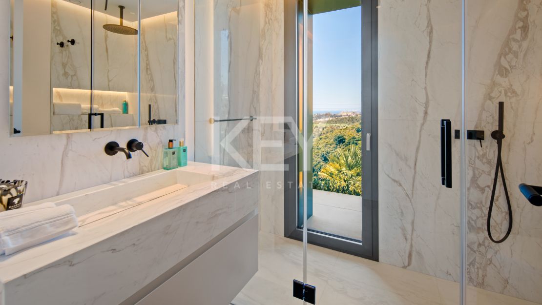 Modern Villa with Panoramic Sea Views in Marbella East