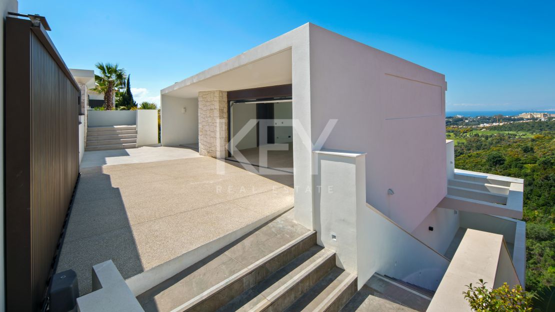Modern Villa with Panoramic Sea Views in Marbella East