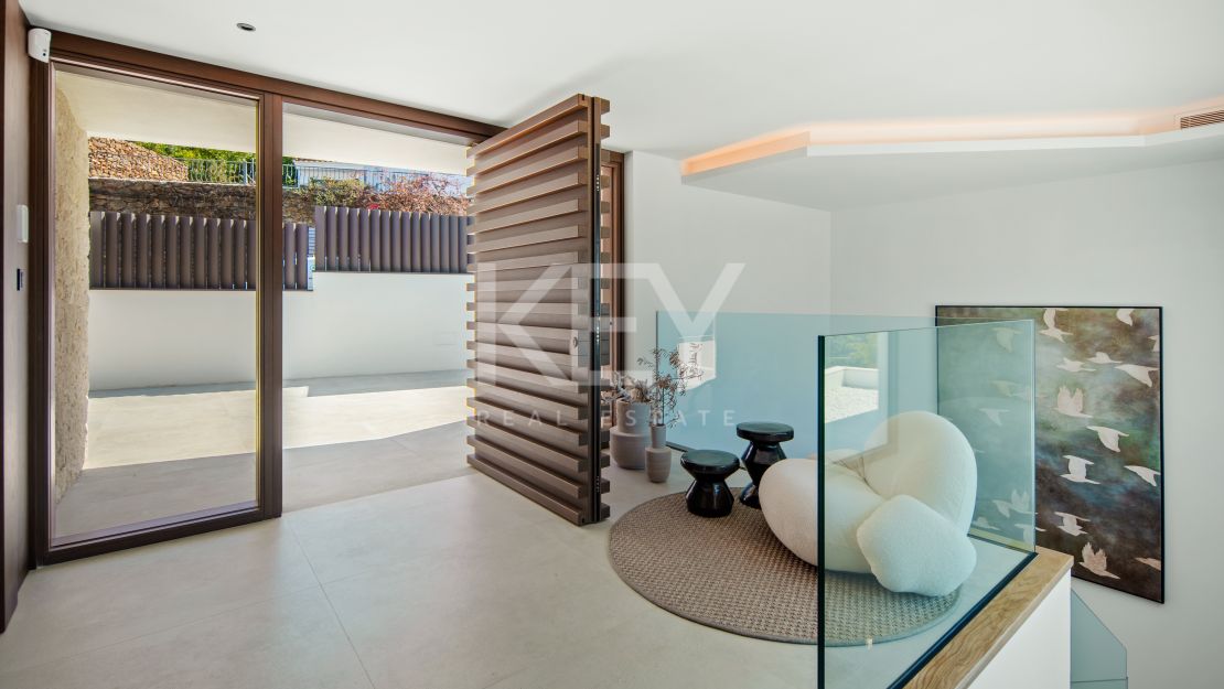 Modern Villa with Panoramic Sea Views in Marbella East