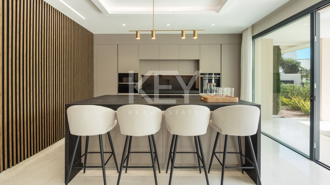 Элегантная Вилла Новой Постройки в Ла Серкилья, Нуэва Андалусия, Марбелья