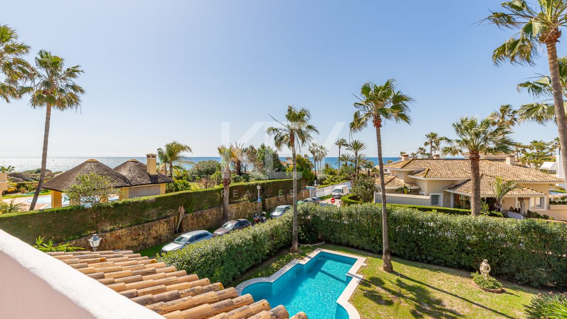 Elegant and Renovated Family Villa near the Beach in Las Chapas Playa, Marbella East