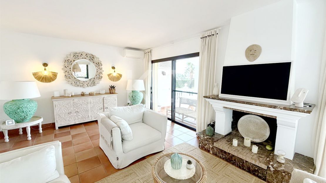 Elegant and Renovated Family Villa near the Beach in Las Chapas Playa, Marbella East