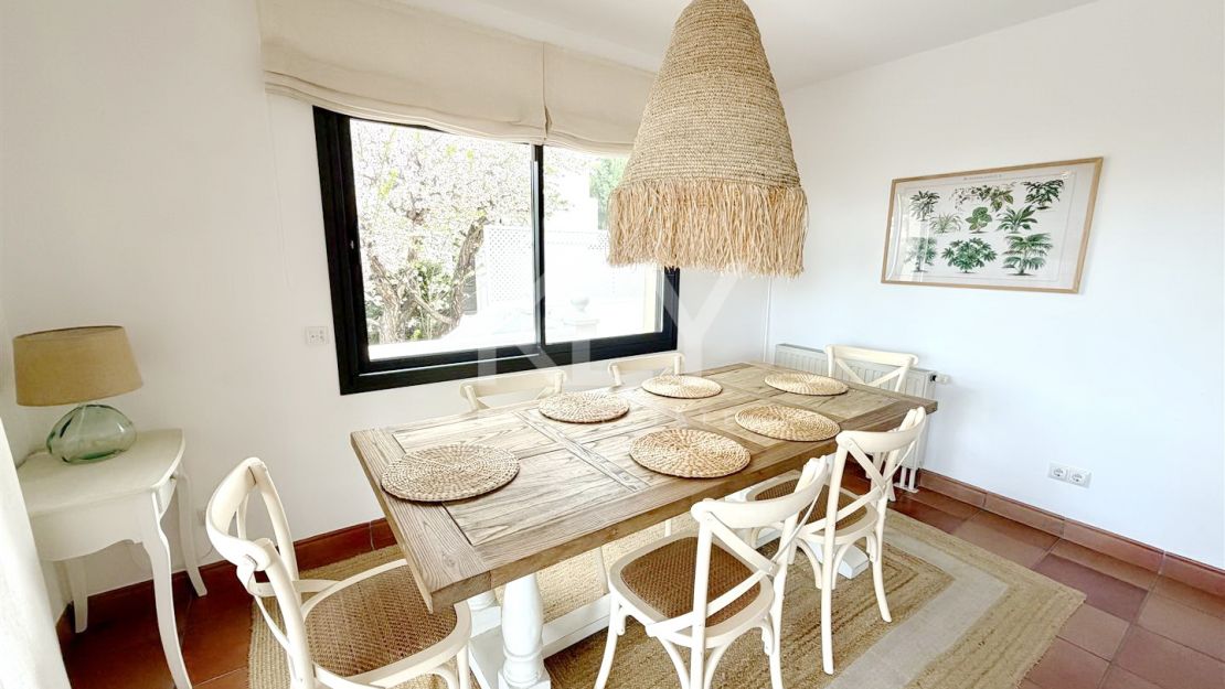 Elegant and Renovated Family Villa near the Beach in Las Chapas Playa, Marbella East