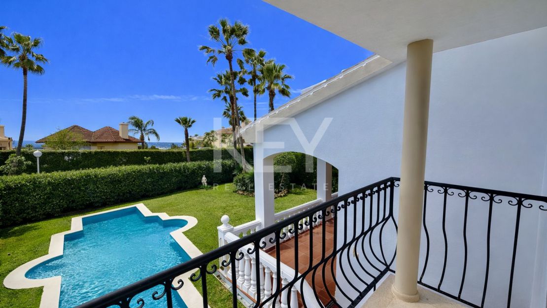Elegant and Renovated Family Villa near the Beach in Las Chapas Playa, Marbella East