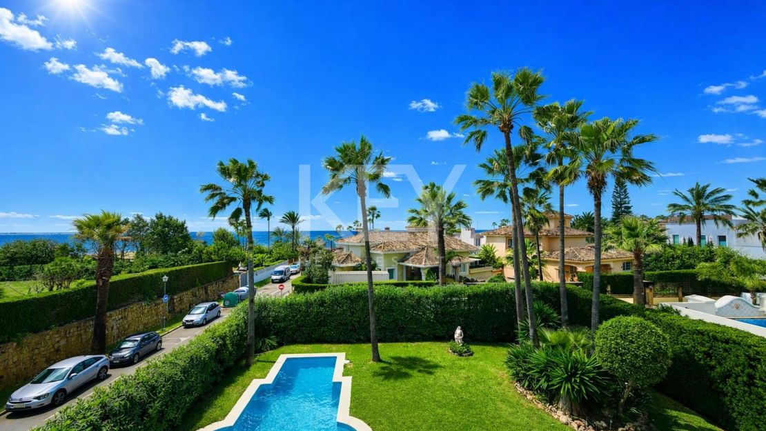 Elegant and Renovated Family Villa near the Beach in Las Chapas Playa, Marbella East
