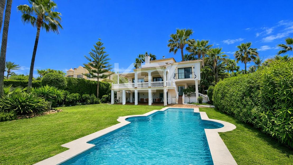 Elegant and Renovated Family Villa near the Beach in Las Chapas Playa, Marbella East