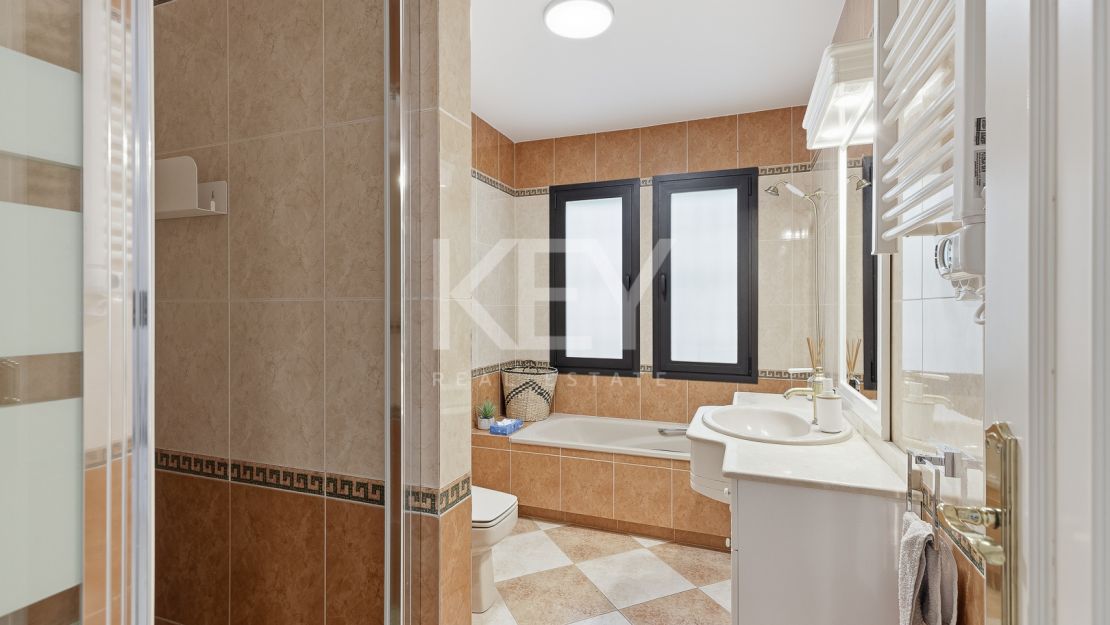 Elegant and Renovated Family Villa near the Beach in Las Chapas Playa, Marbella East