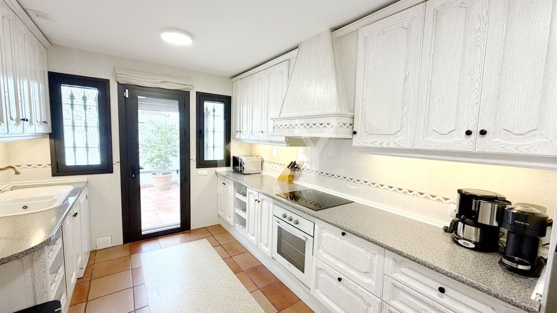 Elegant and Renovated Family Villa near the Beach in Las Chapas Playa, Marbella East