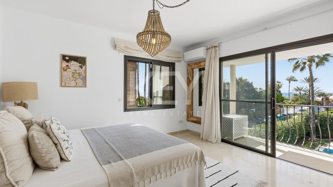 Elegant and Renovated Family Villa near the Beach in Las Chapas Playa, Marbella East