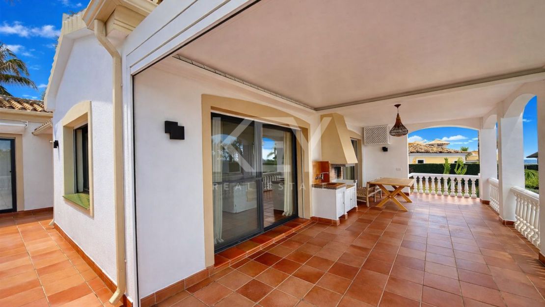 Elegant and Renovated Family Villa near the Beach in Las Chapas Playa, Marbella East