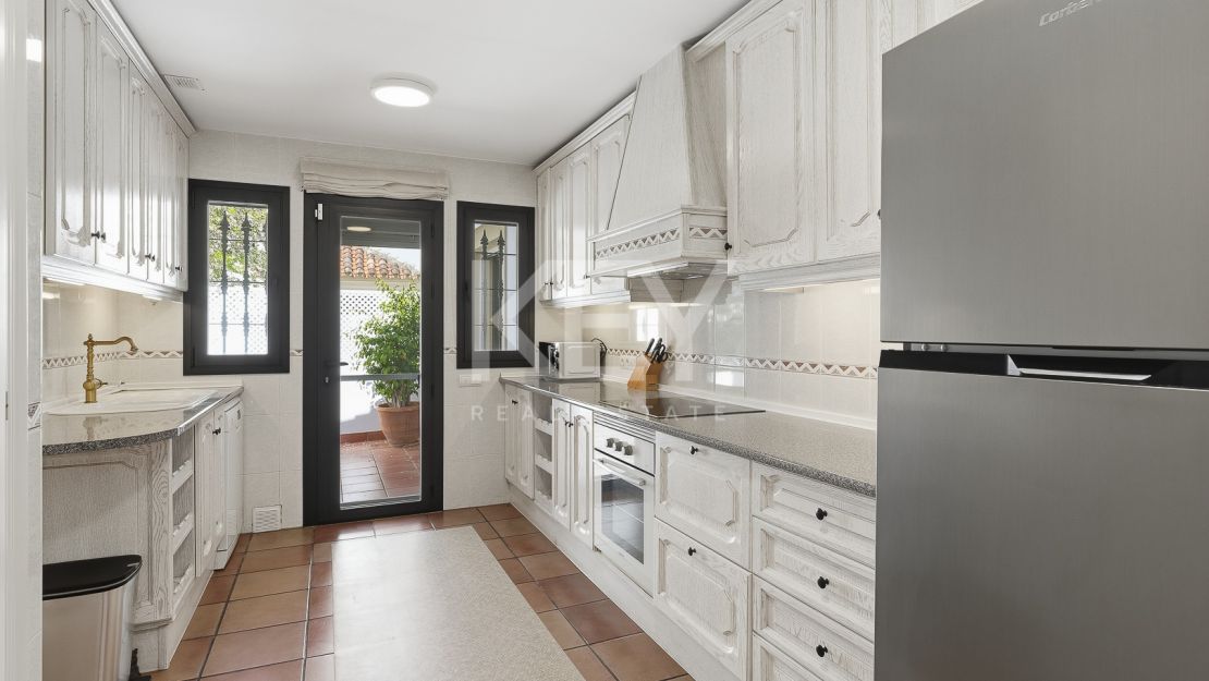 Elegant and Renovated Family Villa near the Beach in Las Chapas Playa, Marbella East