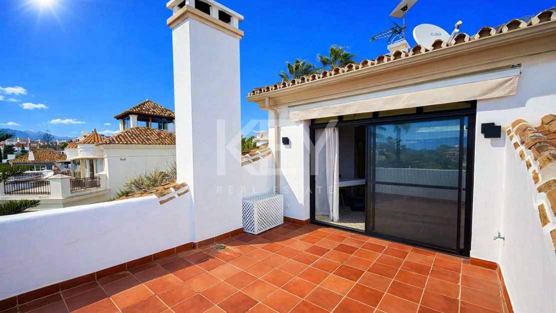 Elegant and Renovated Family Villa near the Beach in Las Chapas Playa, Marbella East