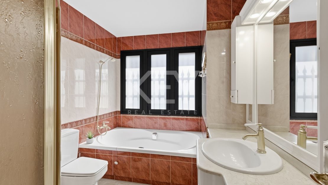 Elegant and Renovated Family Villa near the Beach in Las Chapas Playa, Marbella East