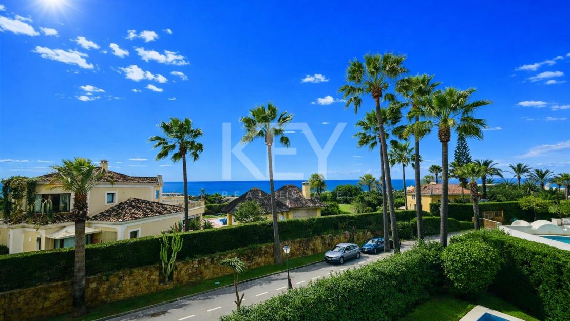 Elegant and Renovated Family Villa near the Beach in Las Chapas Playa, Marbella East