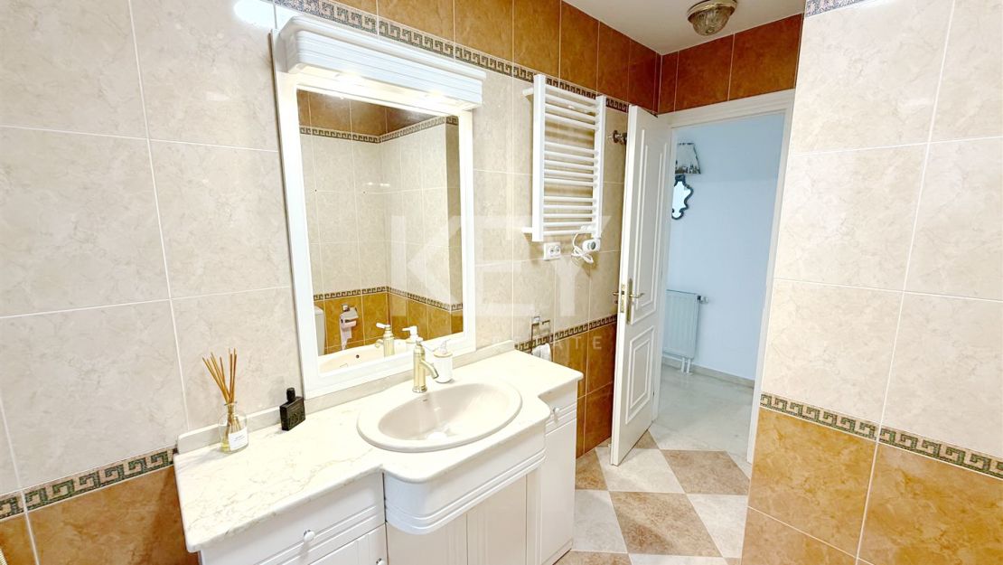 Elegant and Renovated Family Villa near the Beach in Las Chapas Playa, Marbella East