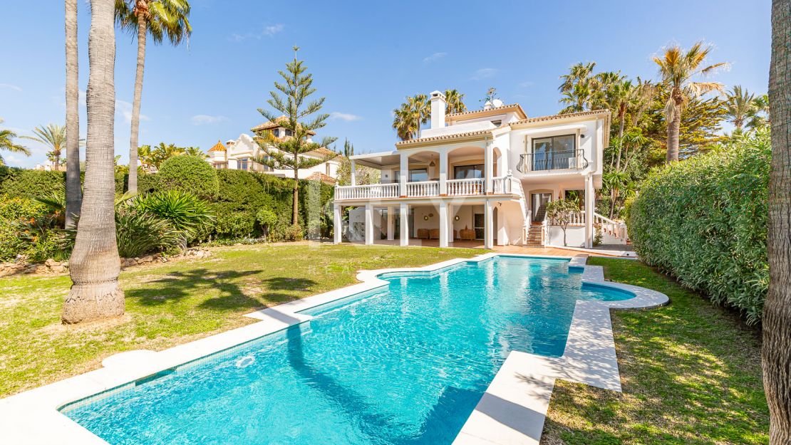 Elegant and Renovated Family Villa near the Beach in Las Chapas Playa, Marbella East