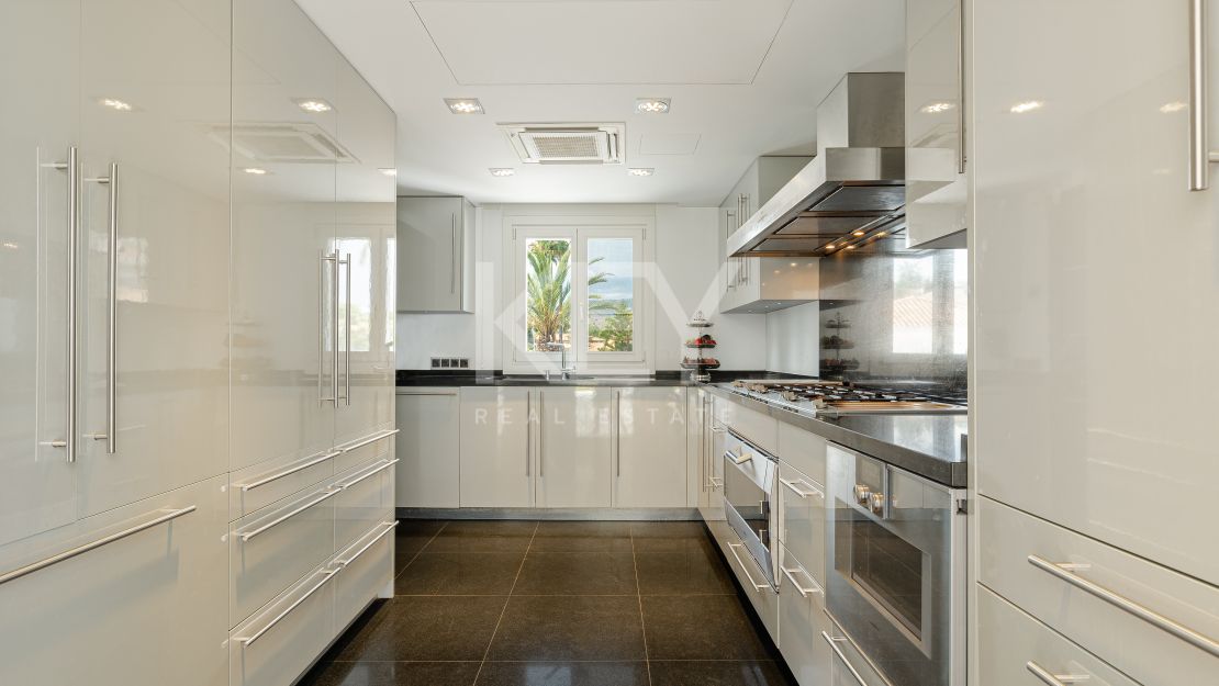 Villa with stunning views of La Concha mountain and Las Brisas golf course