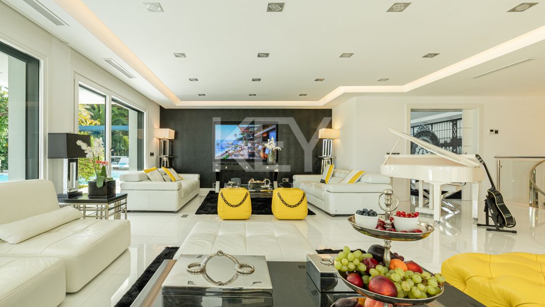 Villa with stunning views of La Concha mountain and Las Brisas golf course