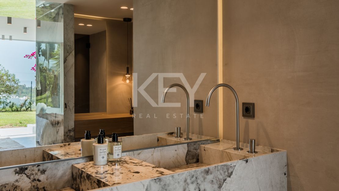 Modern 4-bedroom apartment for sale in Aloha, Nueva Andalucía, Marbella