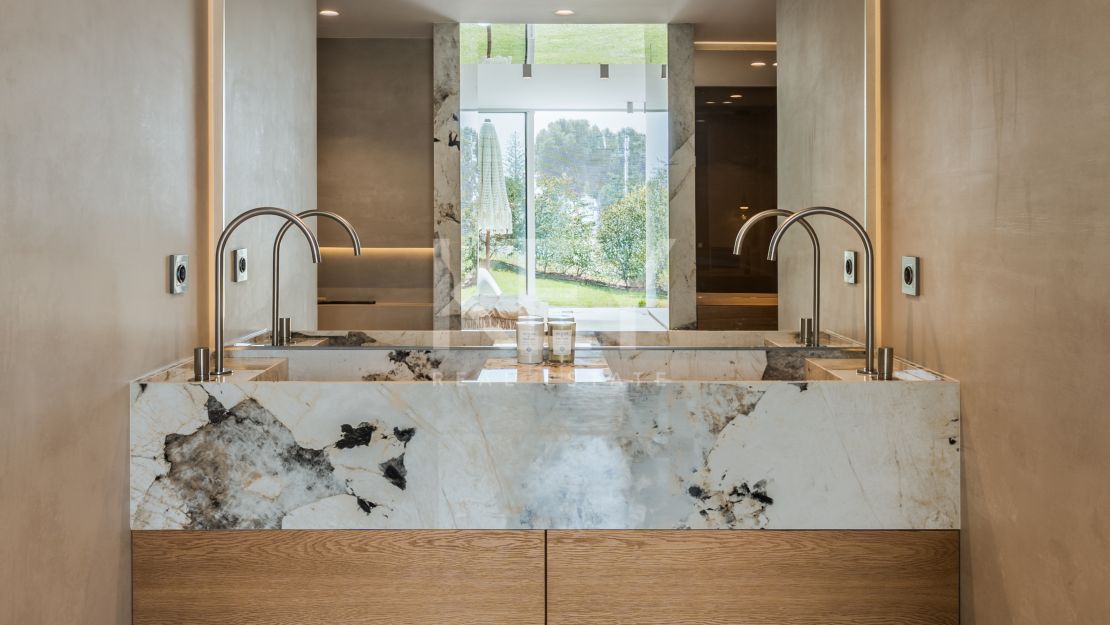 Modern 4-bedroom apartment for sale in Aloha, Nueva Andalucía, Marbella